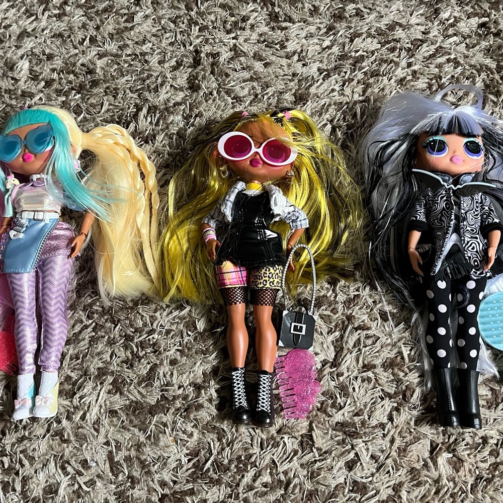 3 LOL surprise dolls like new